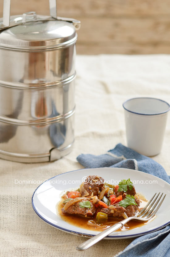 Carne de rés guisada (Braised beef) Carne de rés guisada (Braised beef)