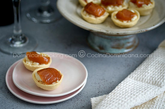 Tarticos de queso cremita y fruta en almibar