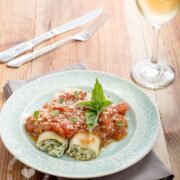 Cannelloni Filled with Ricotta and Spinach Recipe: Delicious dish that is much more easy to make that it seems. They will be a hit at the dinner table.