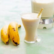 Batida de guineo (Dominican banana smoothie).