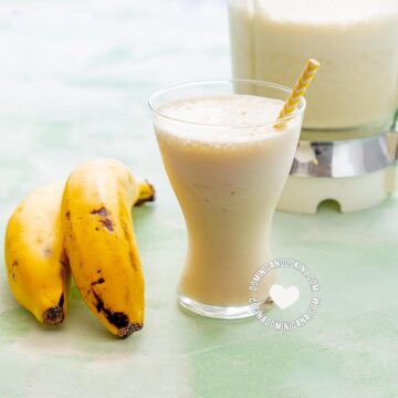 Batida de guineo (Dominican banana smoothie).