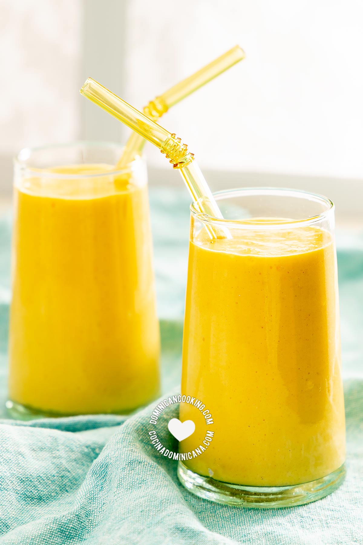 Batida de chinola con leche (passionfruit milkshake).