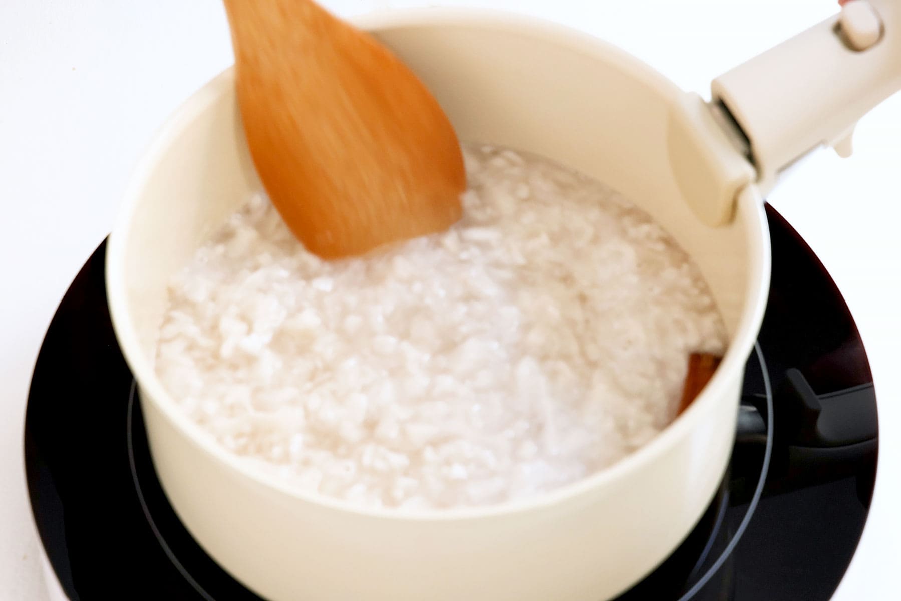 Boiling ingredients for cocadas.