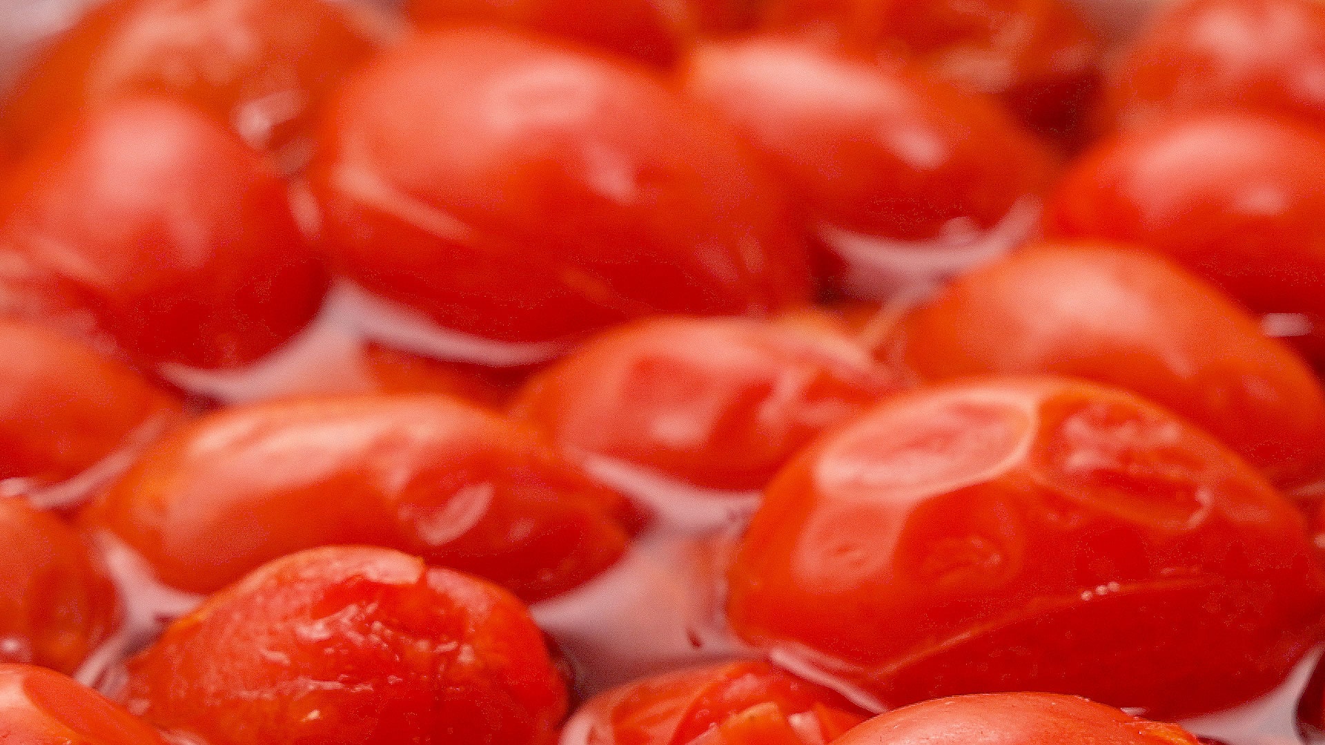Loosening the tomato skin.