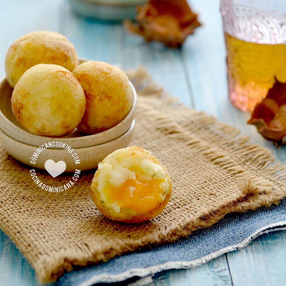 Cheese stuffed fried cassava balls).