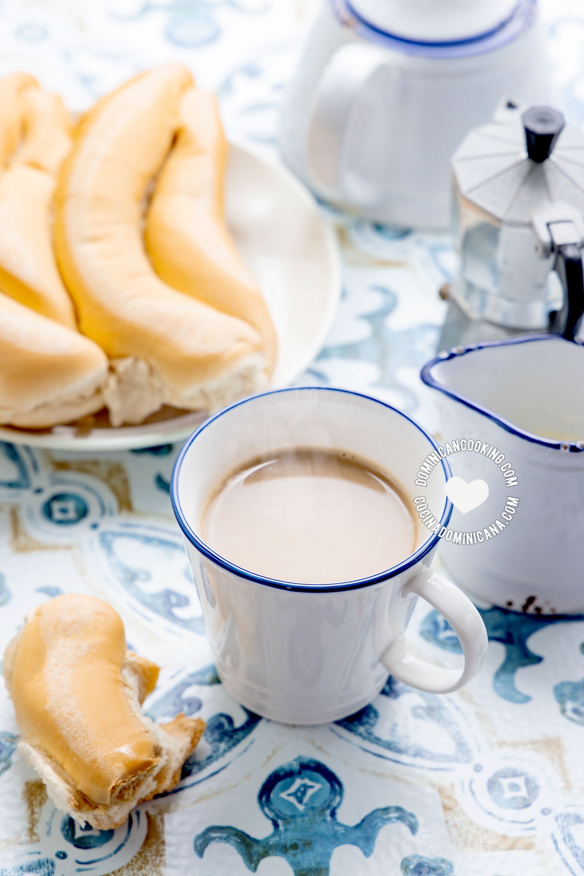 Caf&eacute; con leche (Dominican latte).