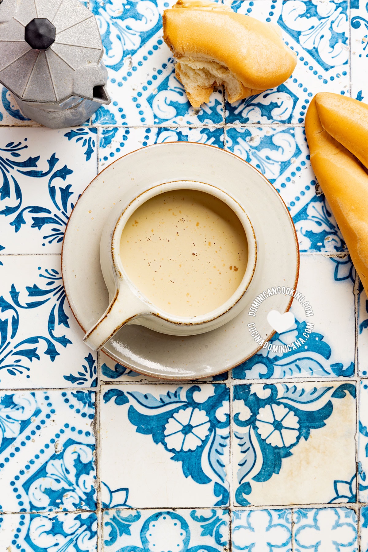Café con leche (Dominican latte).