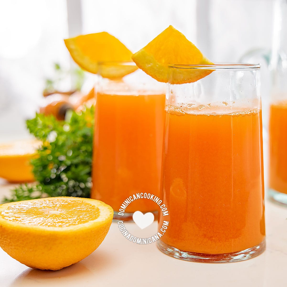 Jugos de zanahoria y naranja (carrot and orange juice).