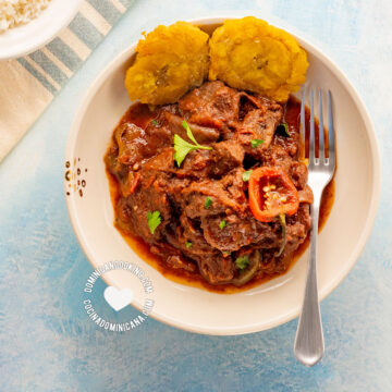 Chivo guisado picante (spicy goat meat stew).