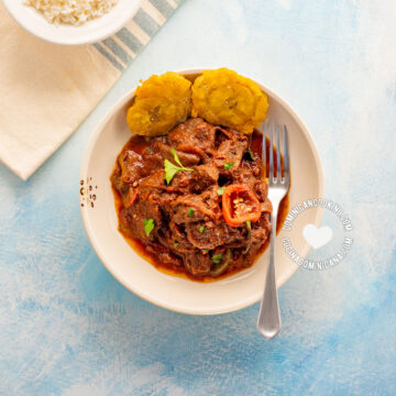 Chivo guisado picante (spicy goat meat stew).