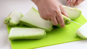 Chopping tayota.