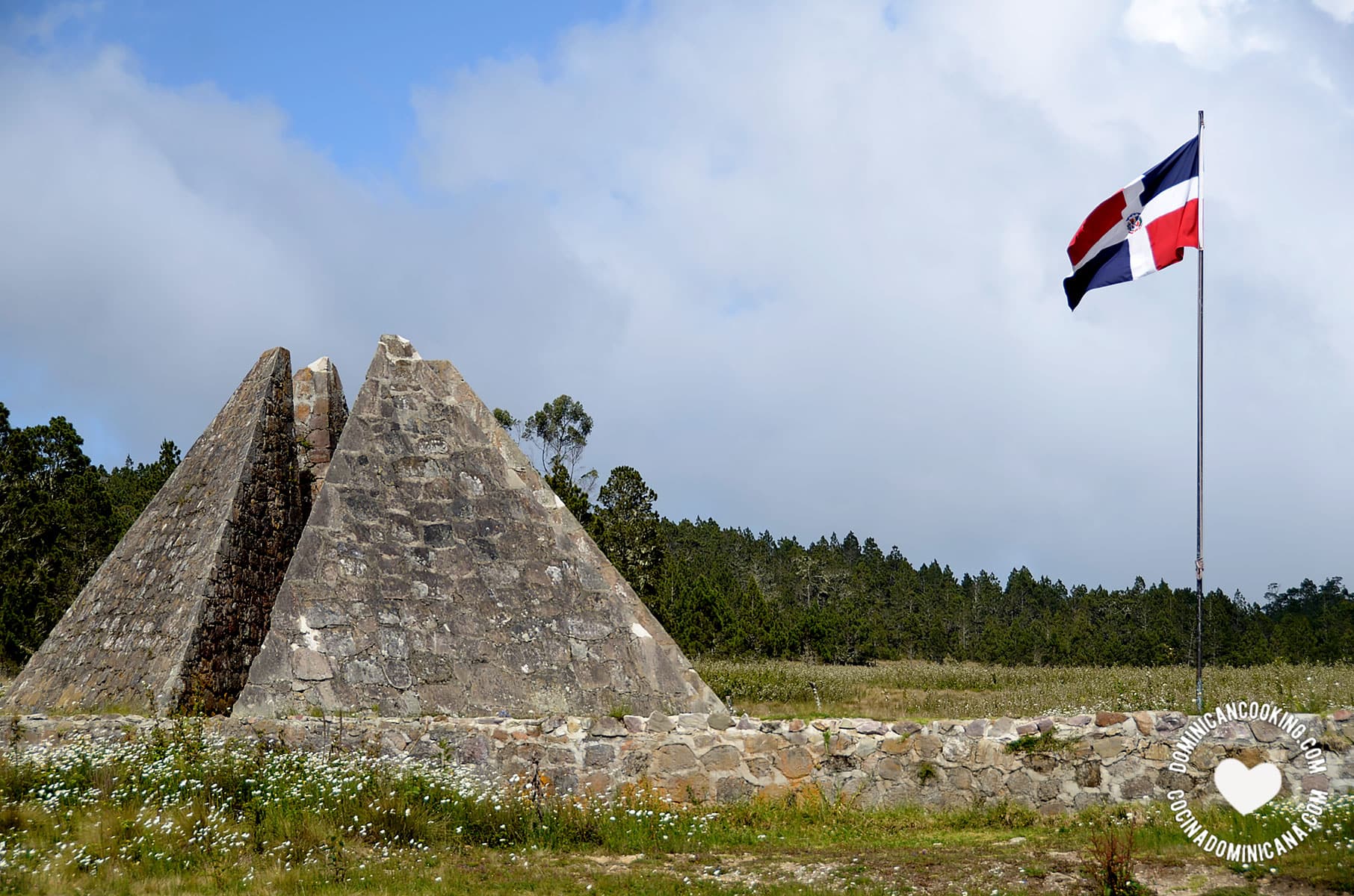 Valle Nuevo, Constanza piramid and Dominican flag
