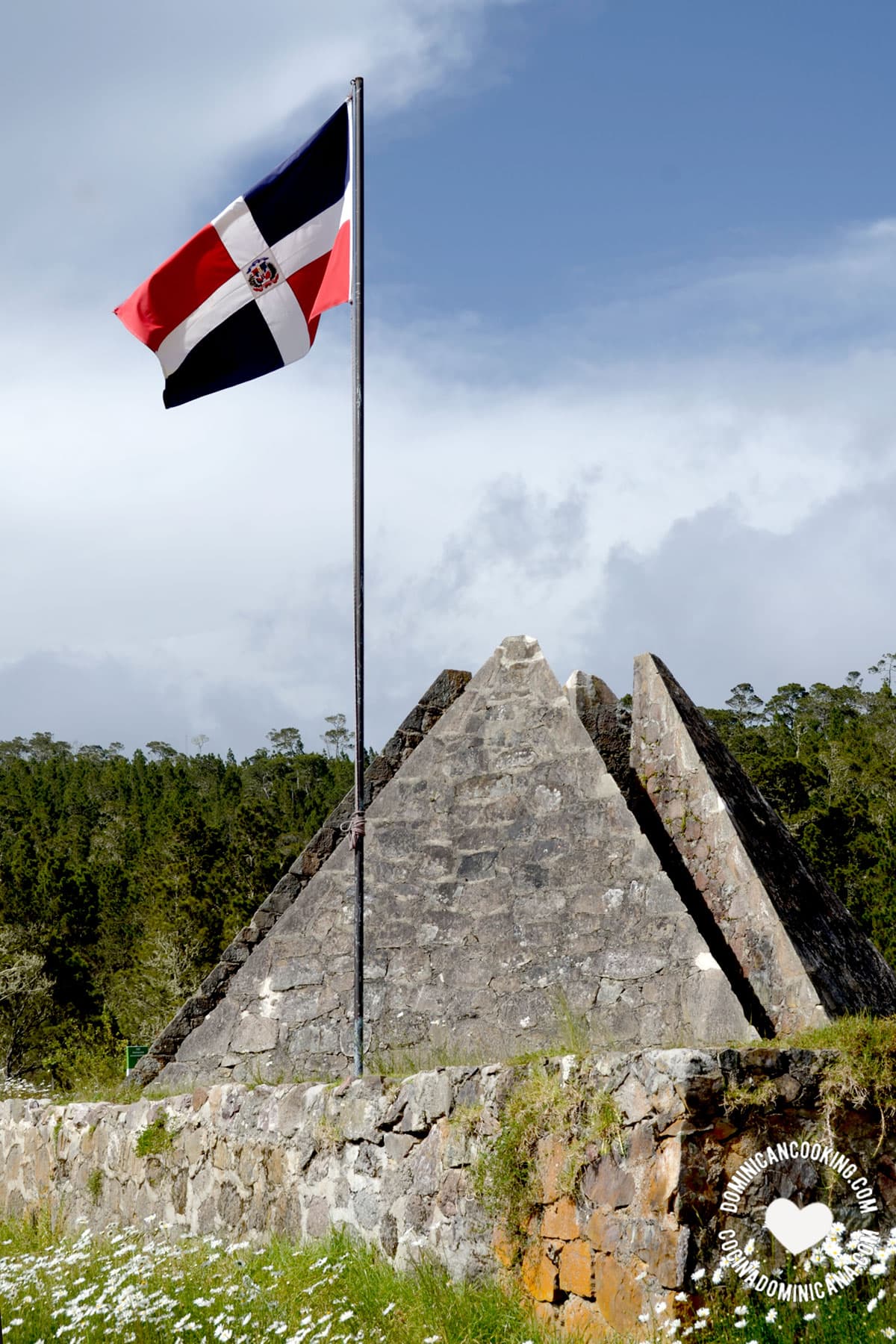Valle Nuevo, Constanza piramid and Dominican flag