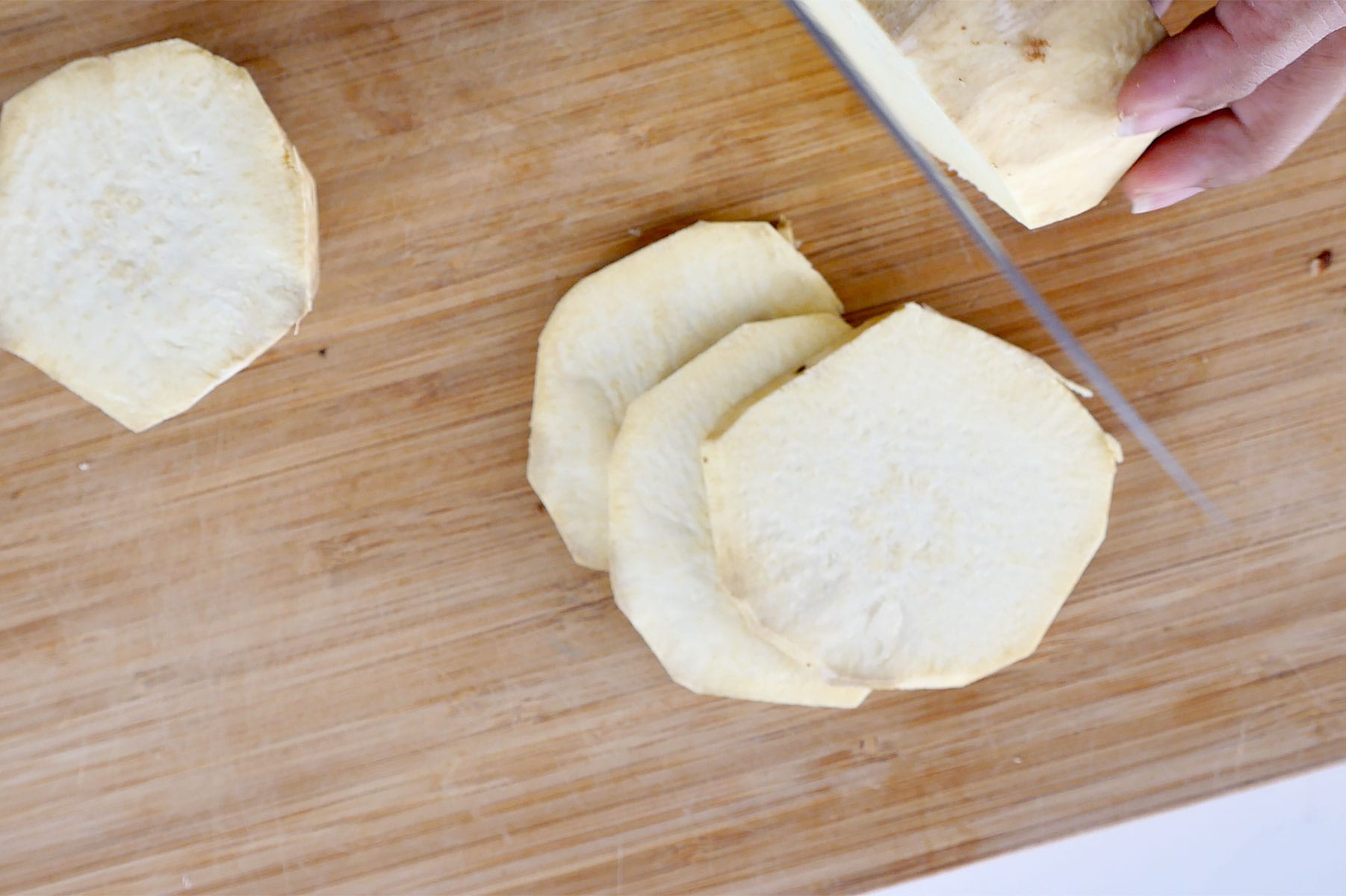 Cutting batata into slices