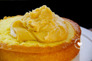 Filling cake with crema pastelera.