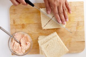 Cutting sandwichitos.