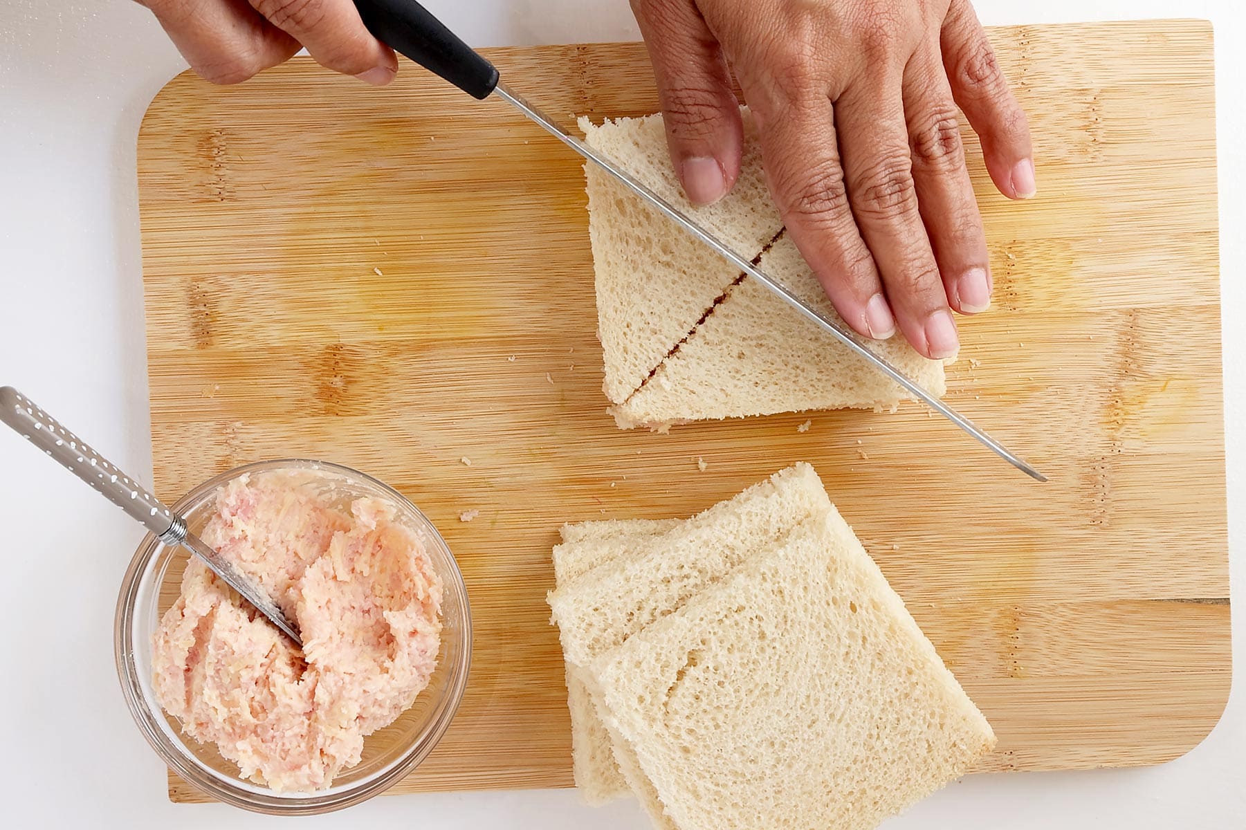 Cutting sandwichitos.