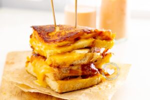 Sandwich derretido de queso dominicano (Dominican cheese melt sandwich).