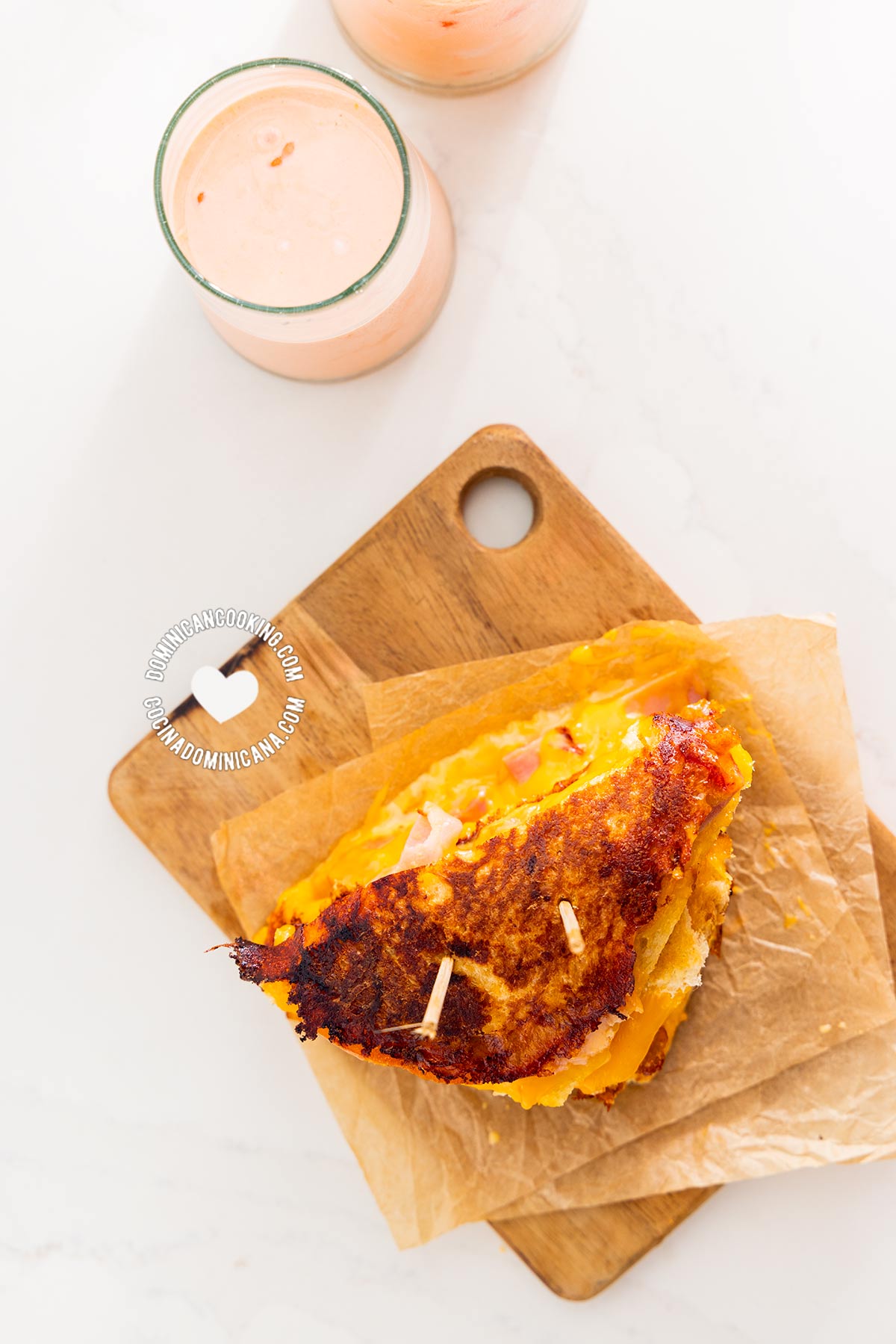 Sandwich derretido de queso dominicano (Dominican cheese melt sandwich).