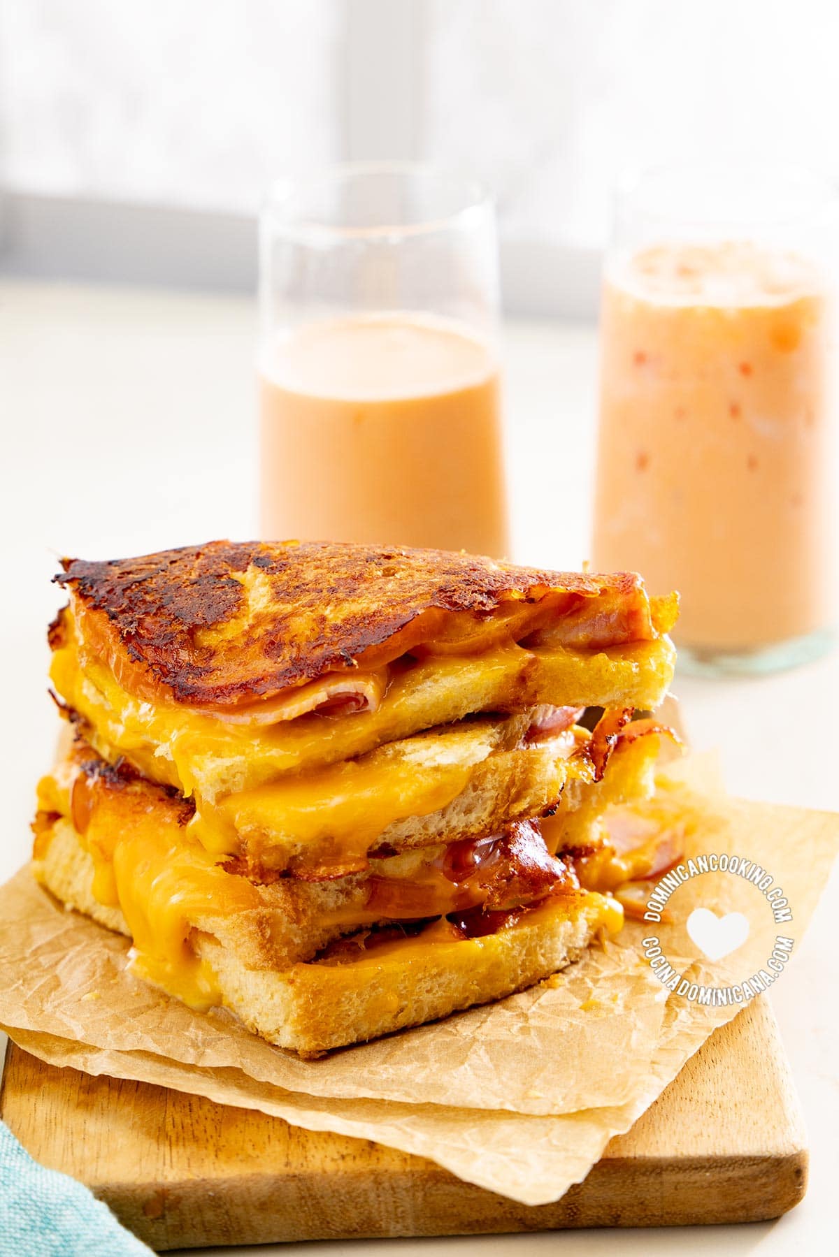 Sandwich derretido de queso dominicano (Dominican cheese melt sandwich).