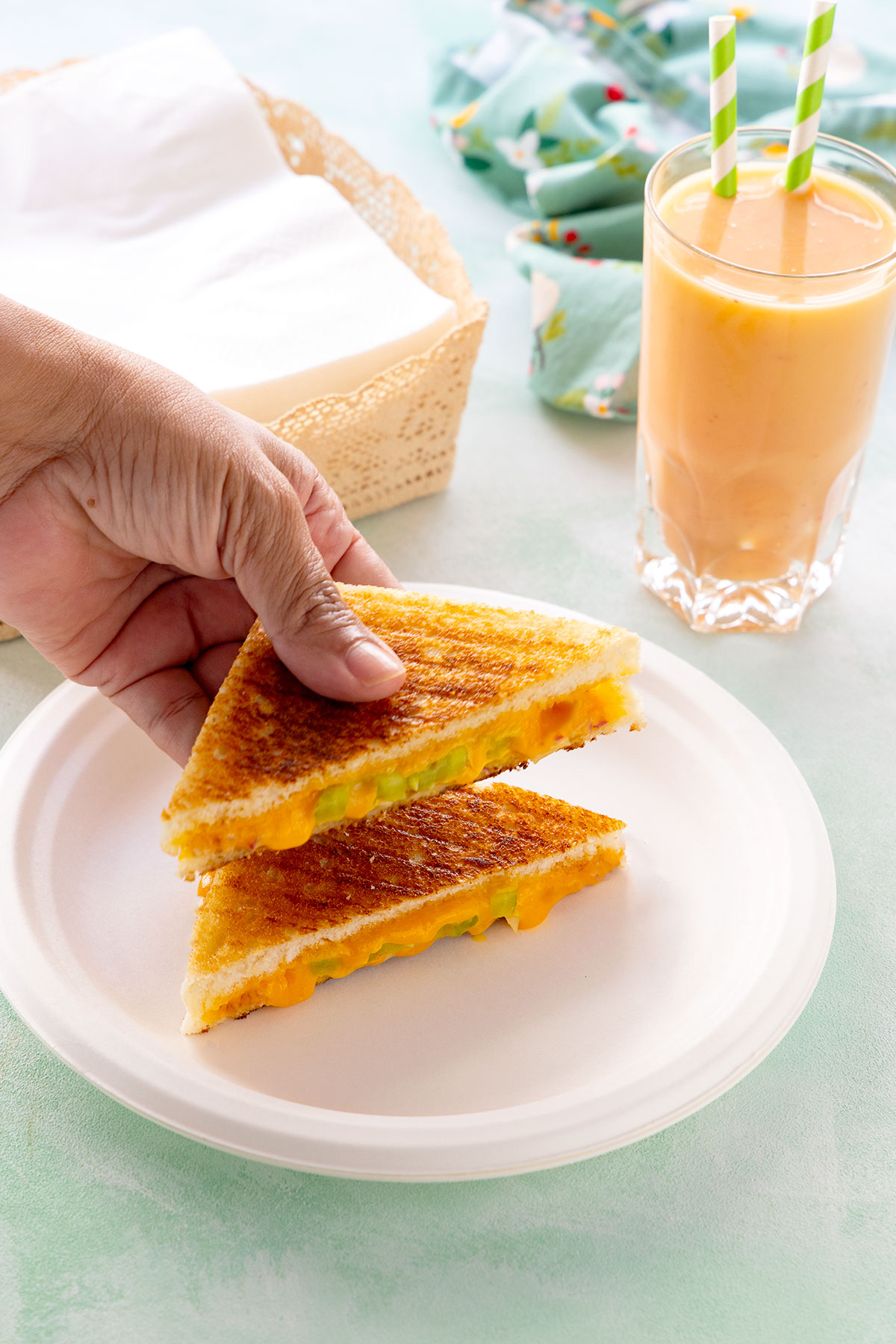 Sandwich derretido de queso dominicano (Dominican melt sandwich).