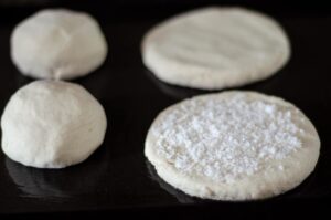 Shaping pan de coco (yaniqueque samana).