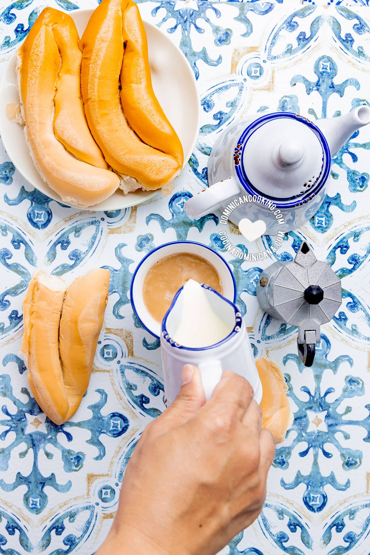 Café con leche (Dominican latte).