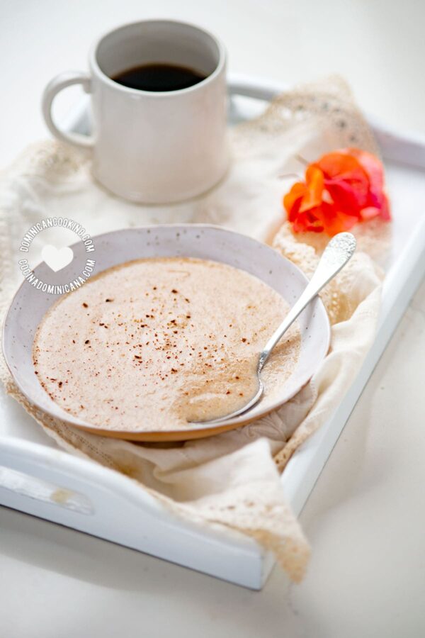 Dominican-Style Farina: Spiced Cream of Wheat Porridge en bandeja con taza de café