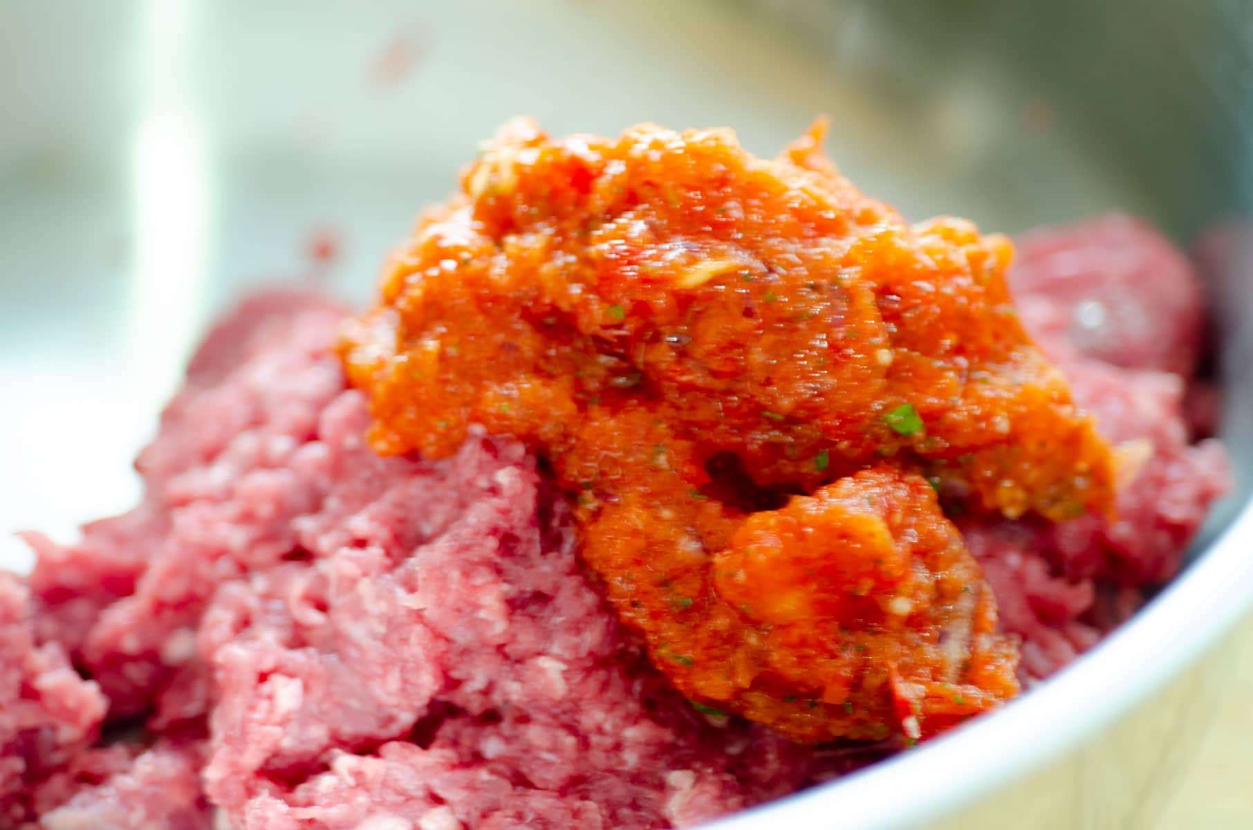 Adding seasoning paste to raw minced meat
