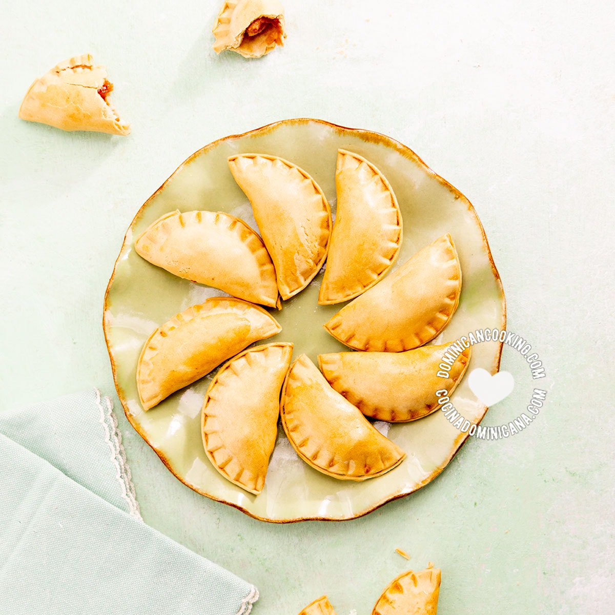 Empanaditas de guayaba y queso (guava and cheese empanadas).