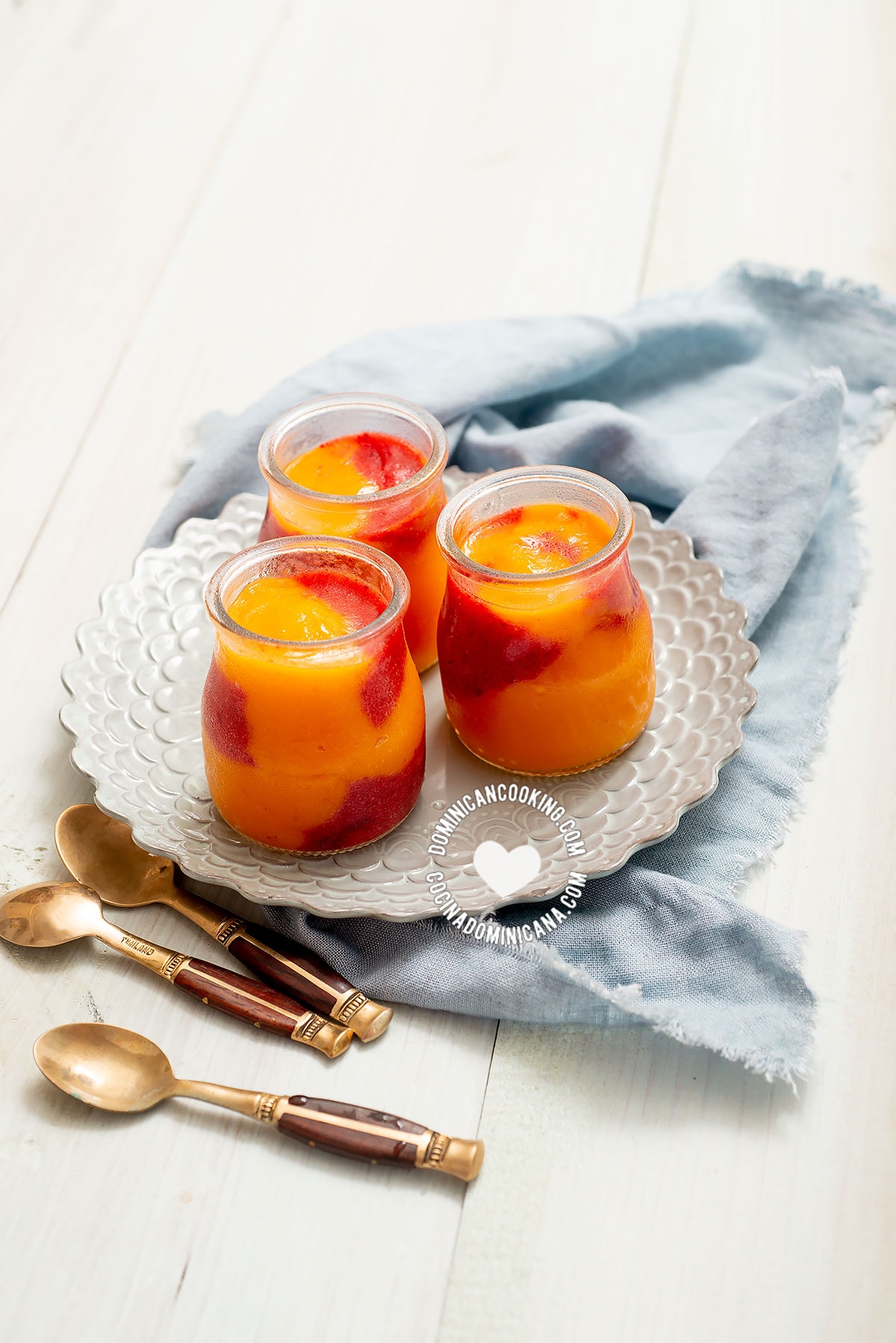 Helado de potecito (frozen mango and strawberry jars).