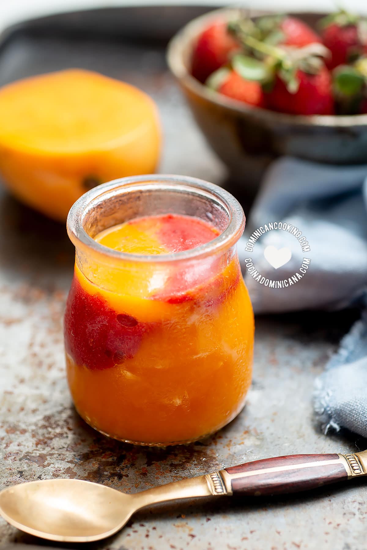 Helado de potecito (frozen mango and strawberry jars).
