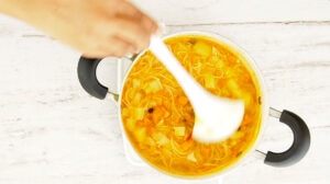 Serving sopa boba soup