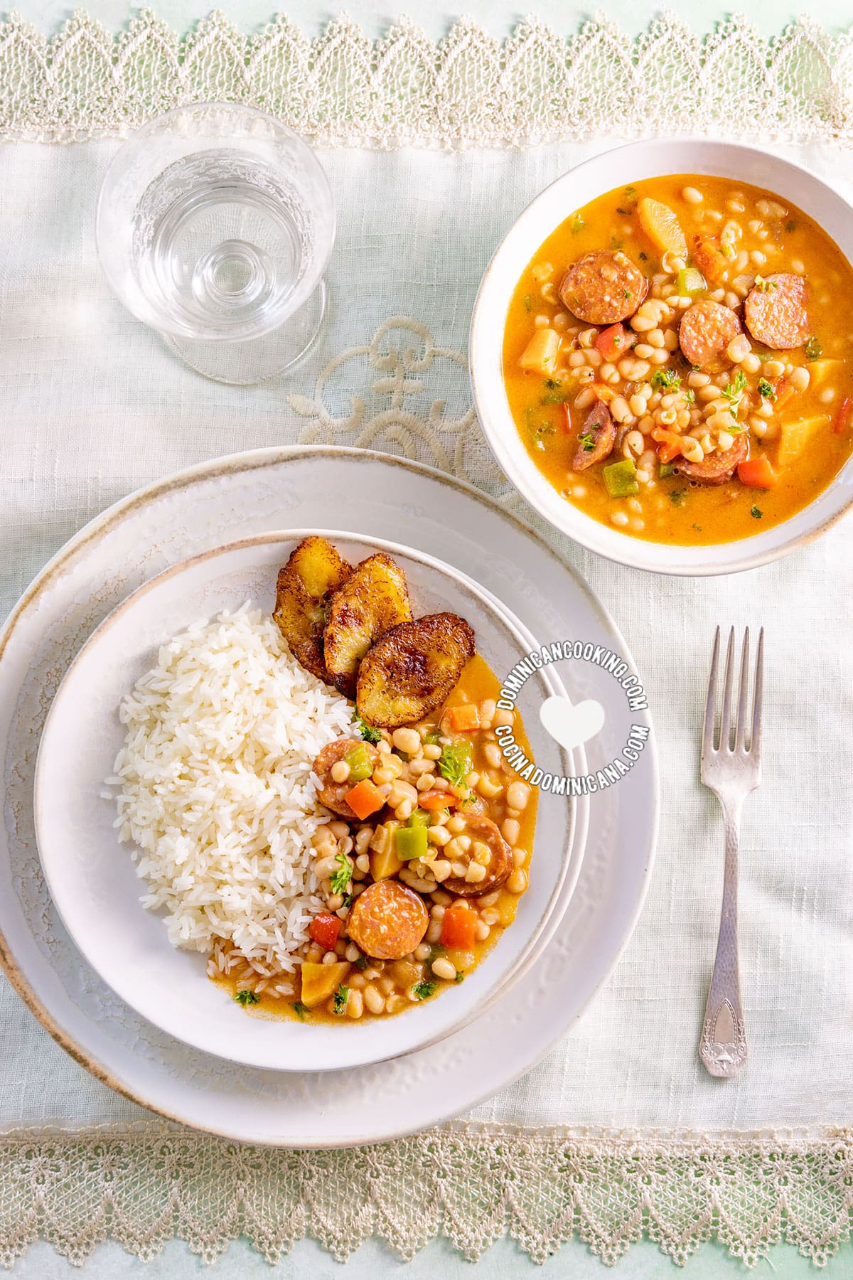 Habichuelas blancas guisadas (stewed small white beans) with rice and plantains.