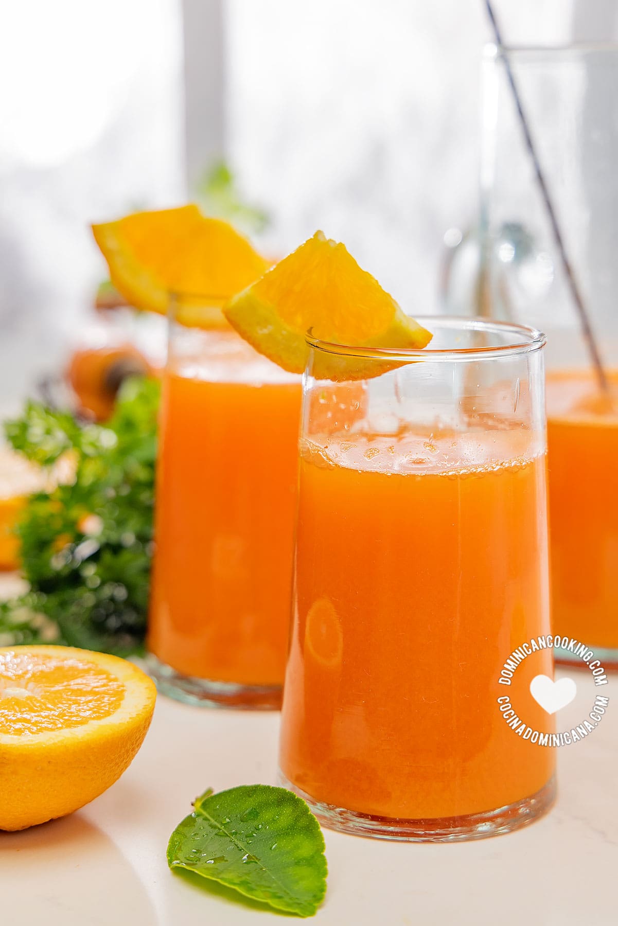Jugos de zanahoria y naranja (carrot and orange juice).