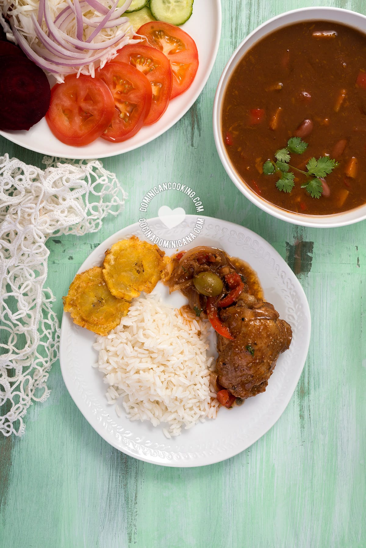 La bandera dominicana (rice, beans, meat and salad).