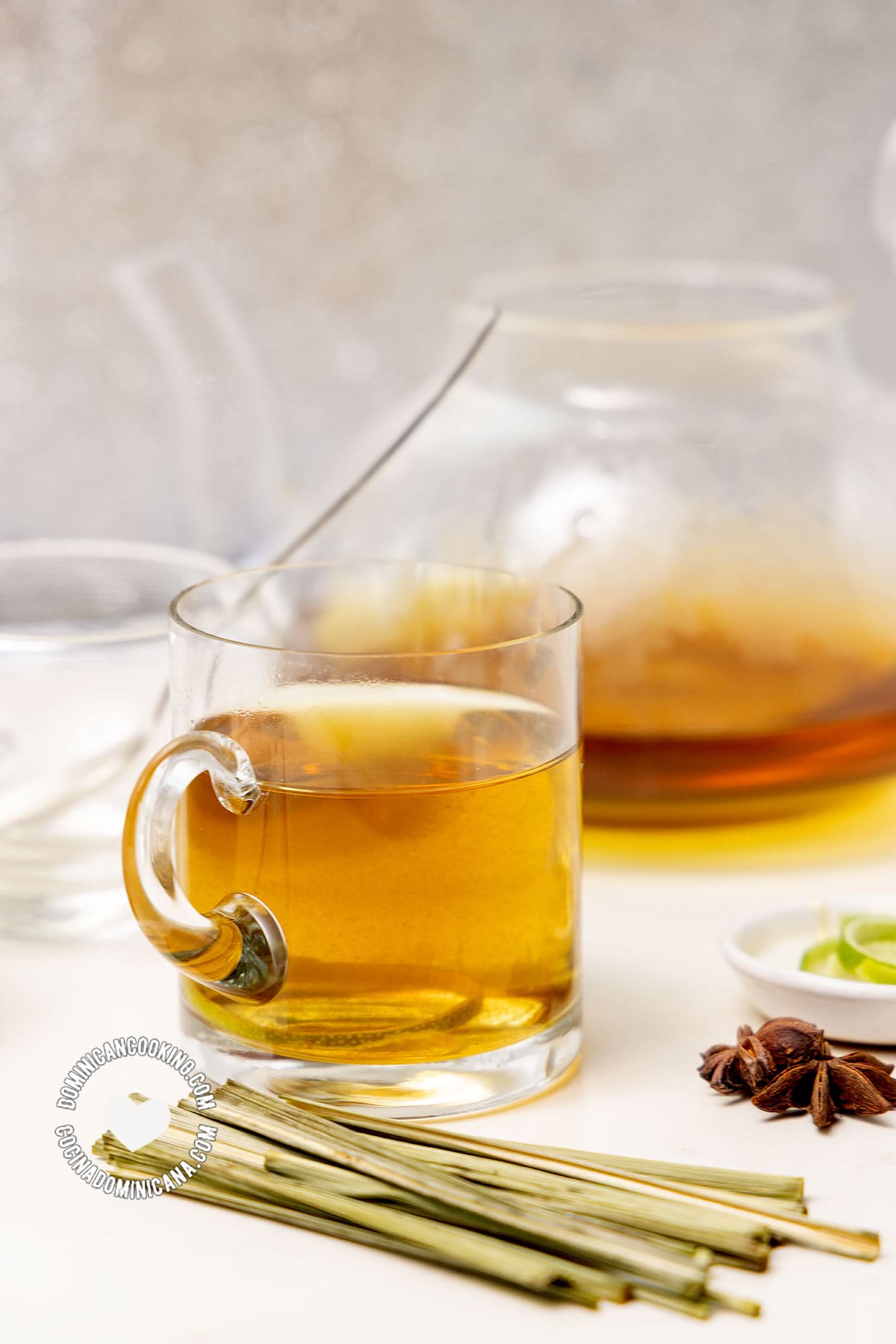 Lemongrass tea (te de limoncillo).