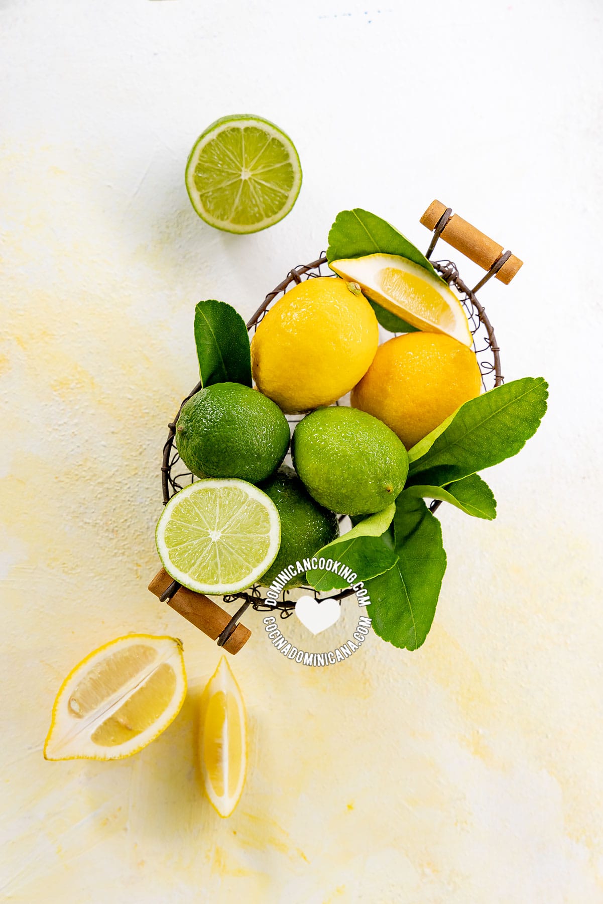 Lemons and limes (limas y limones).