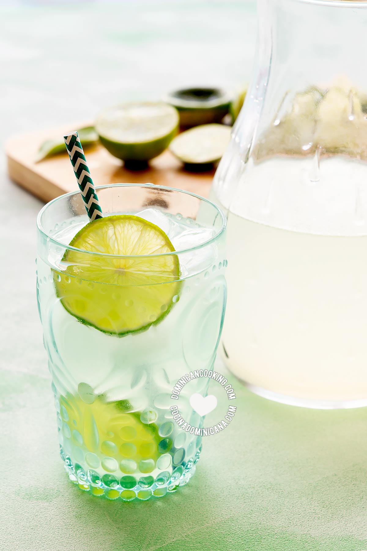 Jugo de lim&oacute;n (Dominican limonada limeade).