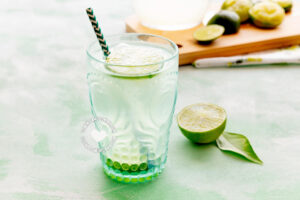 Jugo de limón (Dominican limonada limeade).