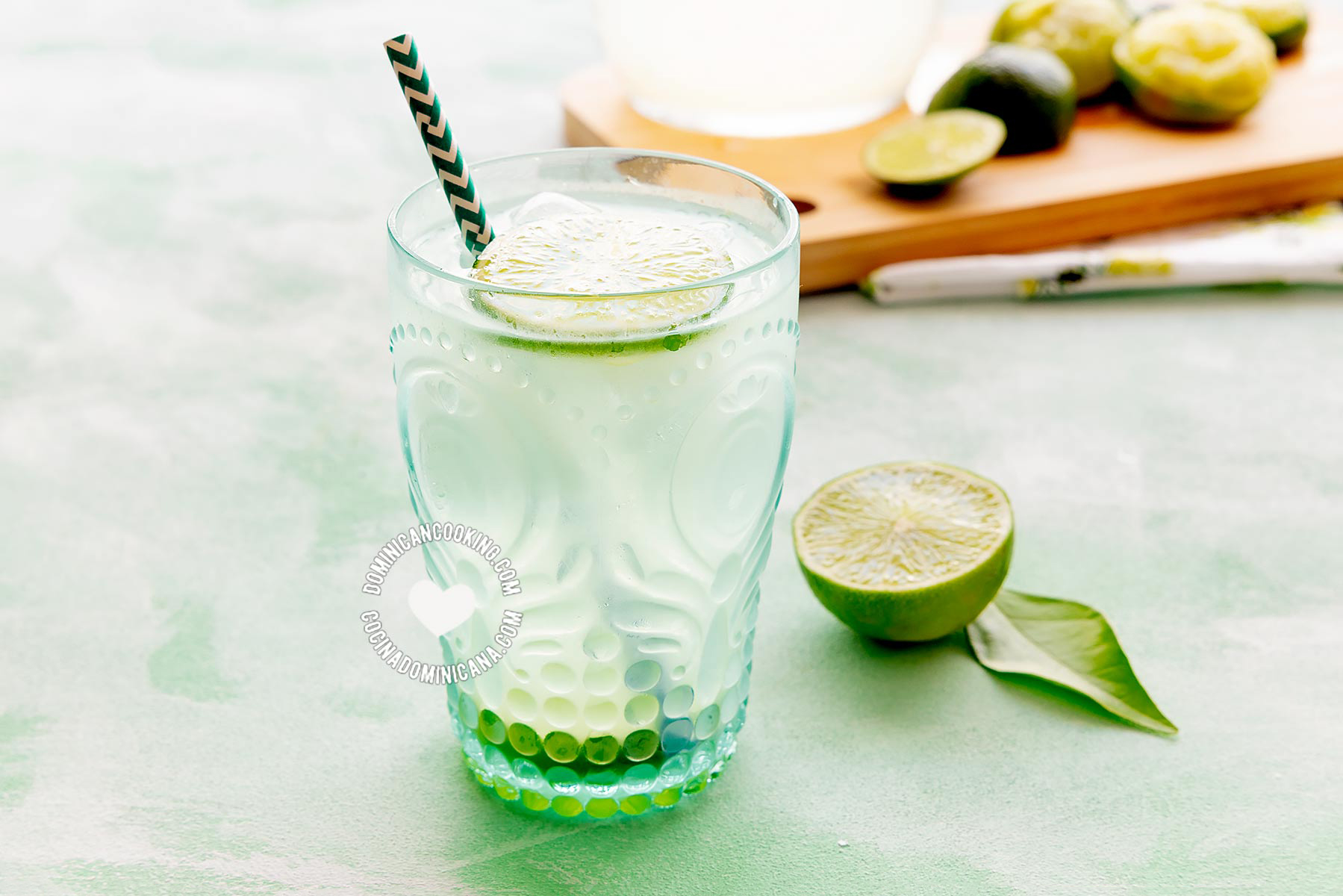 Jugo de lim&oacute;n (Dominican limonada limeade).