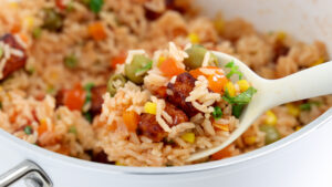 Serving locrio de queso.