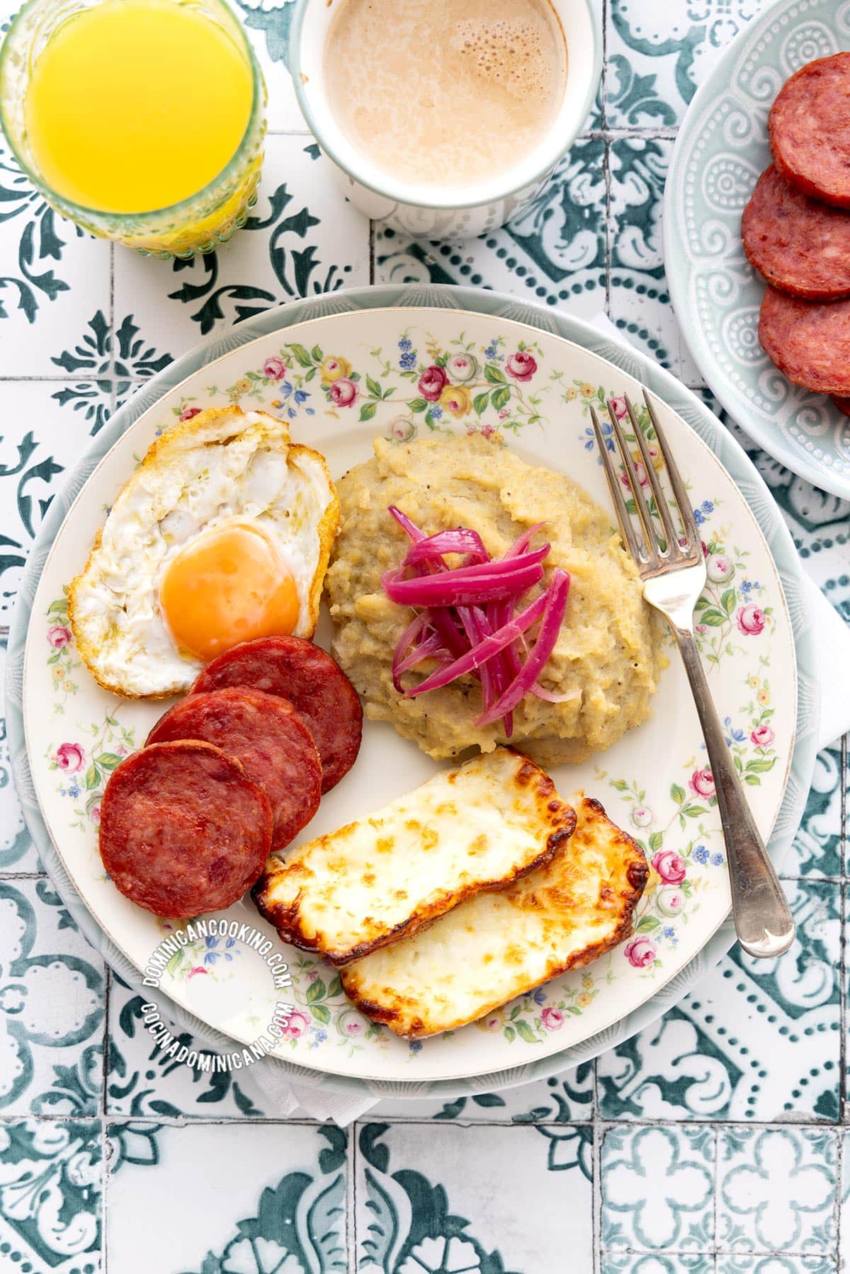 Mangu de guineo verde (green banana mash).