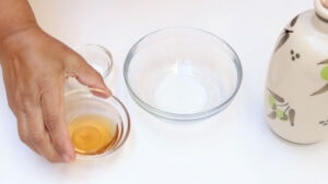 Mixing dressing.