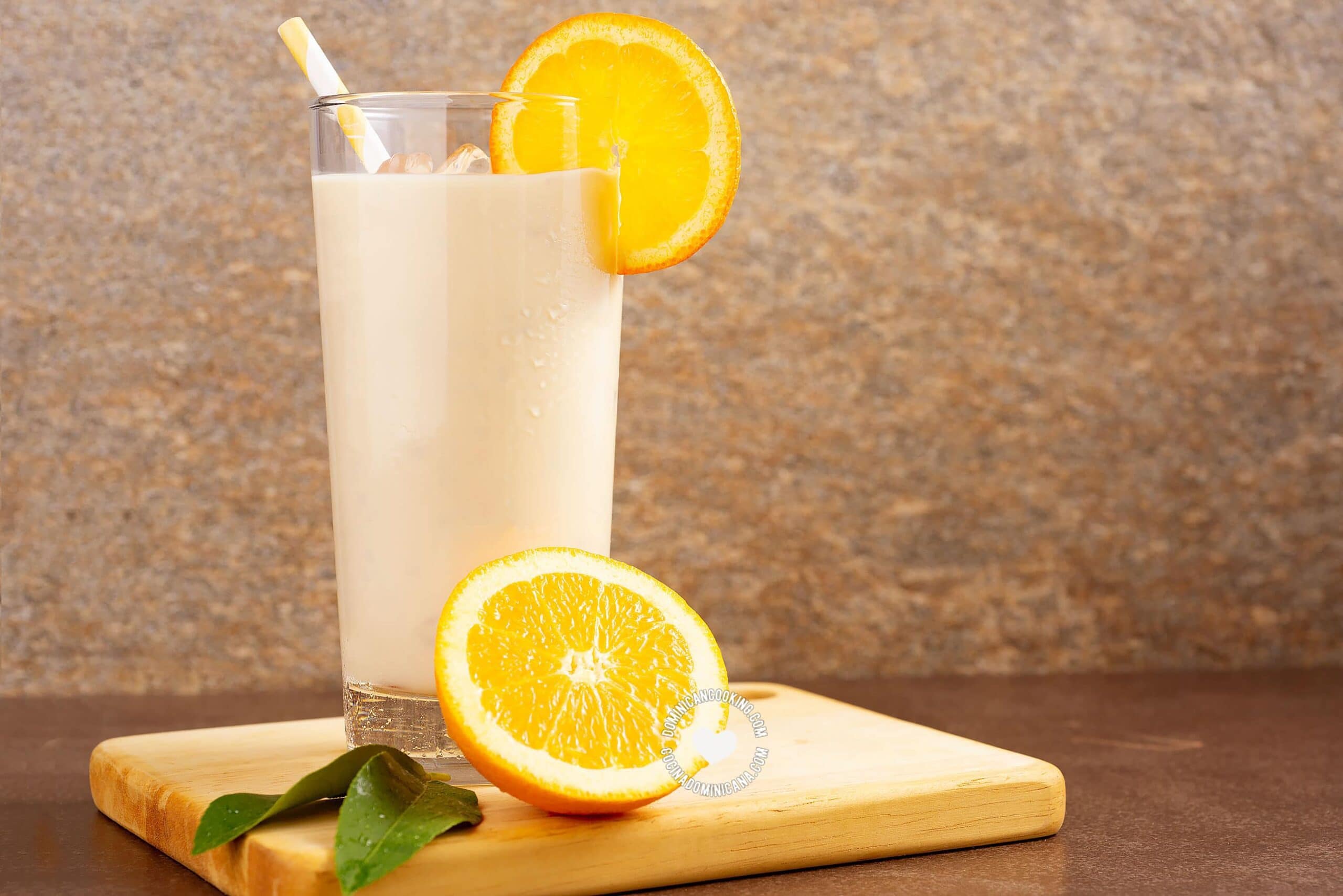 Morir soñando (glass of milk and orange juice drink).