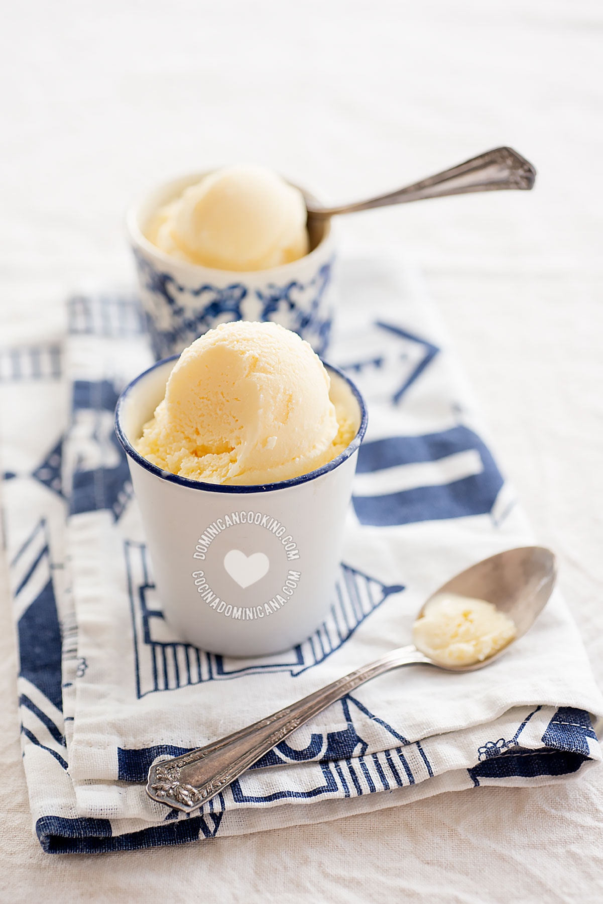 Helado de Morir Soñando (creamy orange ice cream).