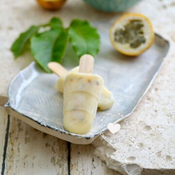 Milk and passion fruit popsicle)