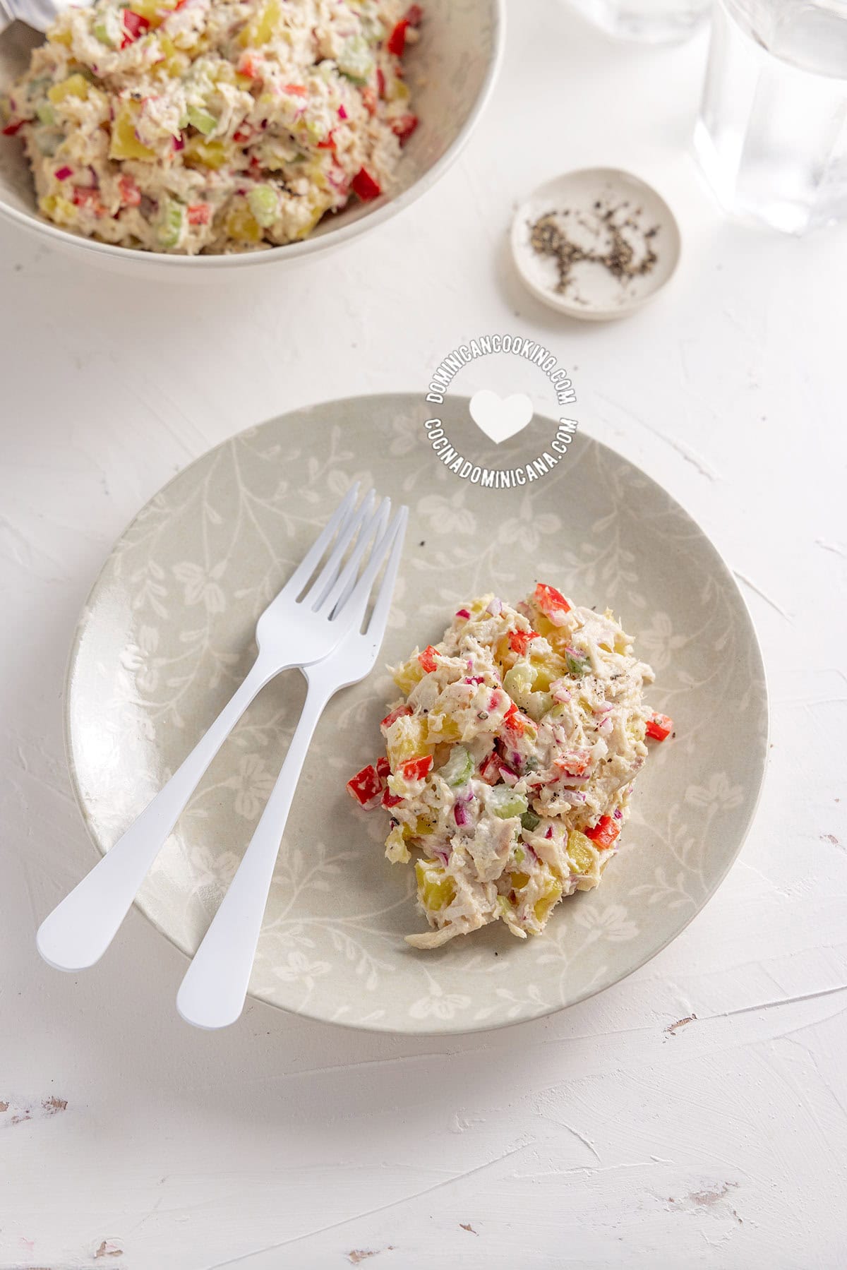 Ensalada de pollo y papas.