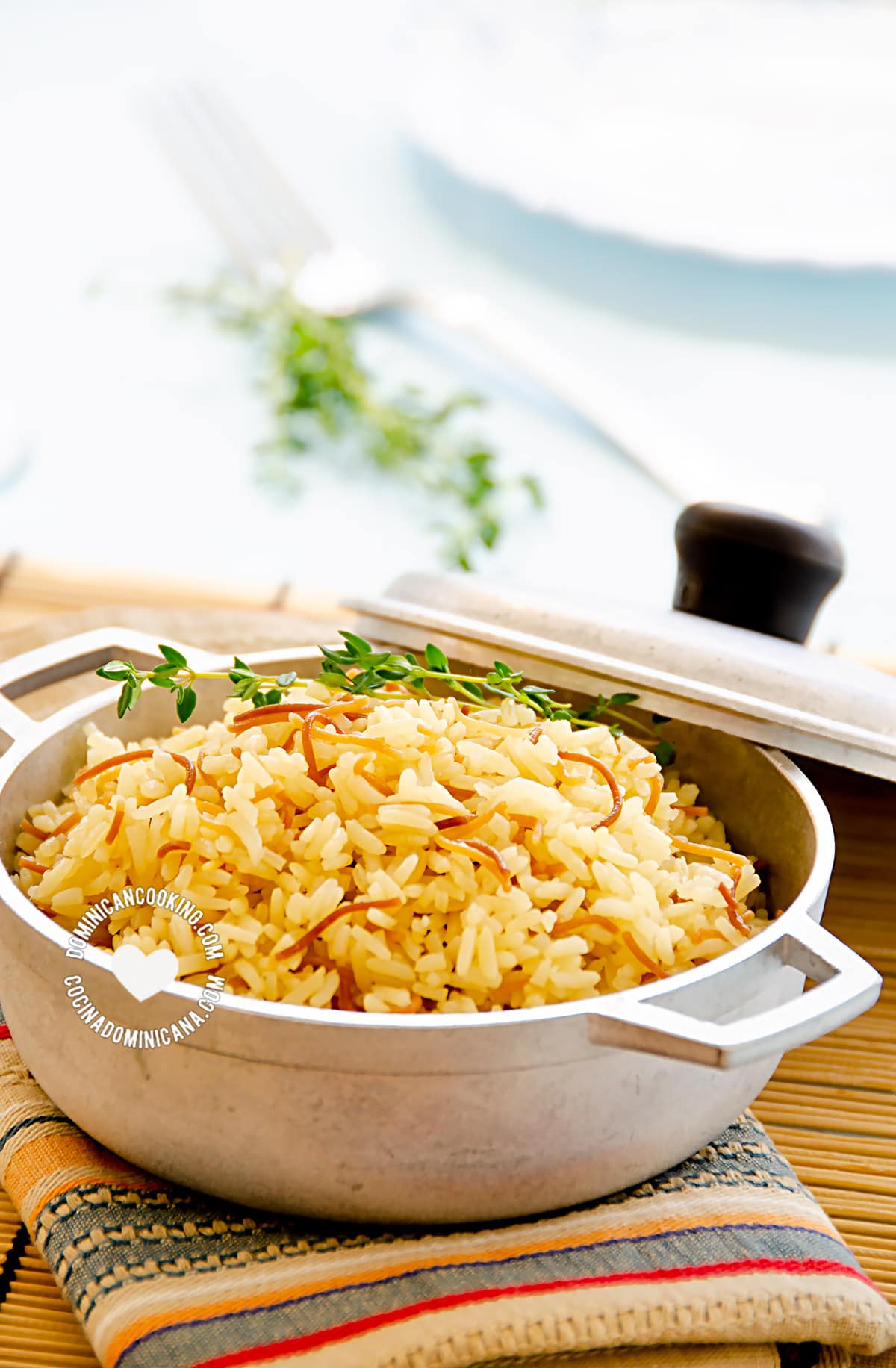 Arroz con fideos (rice and fried noodles).