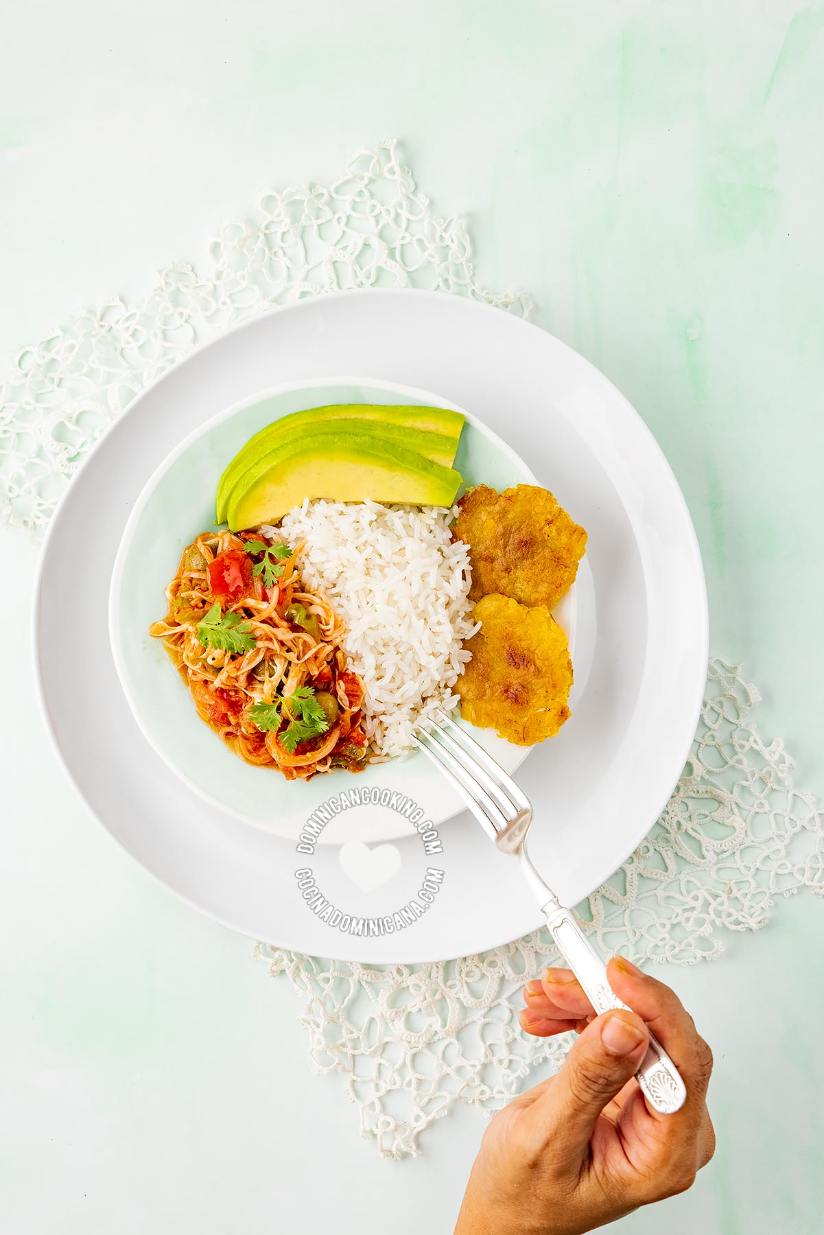 Repollo guisado (stewed cabbage) served with rice and avocado.